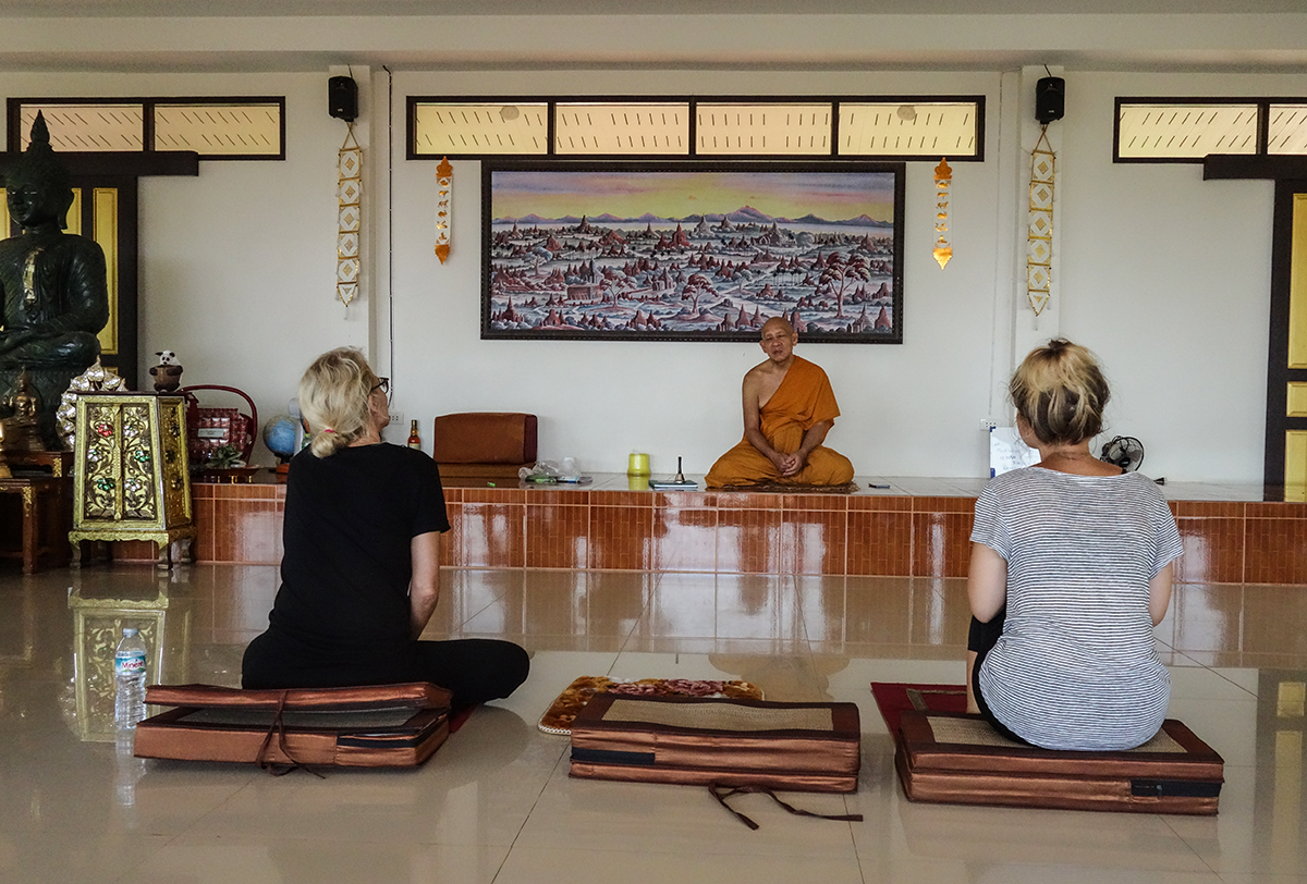 meditera med en munk